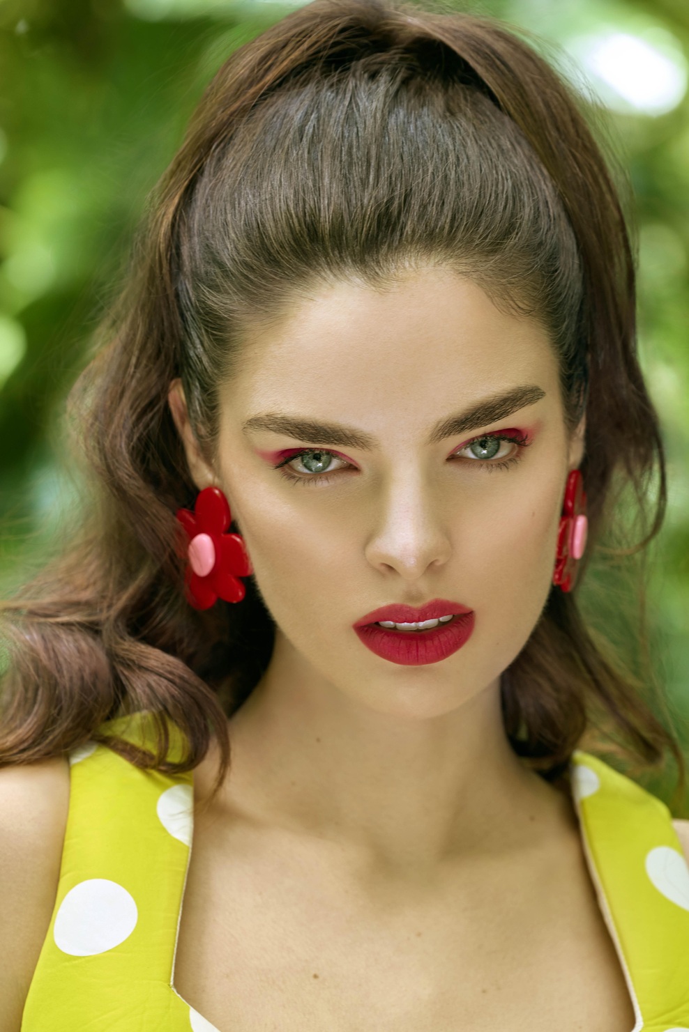 Top: Marc Jacobs
Krilo: Marc Jacobs
Čevlji: Marc Jacobs
Uhani: Vintage