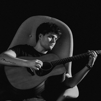 Kdo je glas, ki pritegne čedalje več pozornosti na naših radiih? To je Luka Drmič – z novim singlom Najina skrivnost!