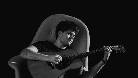 Kdo je glas, ki pritegne čedalje več pozornosti na naših radiih? To je Luka Drmič – z novim singlom Najina skrivnost!