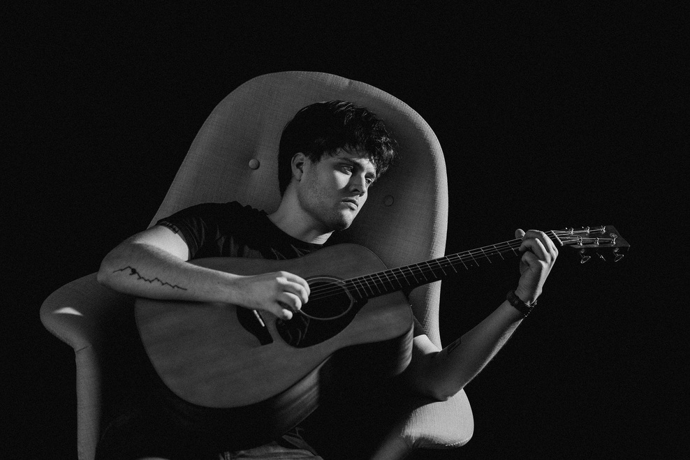 Kdo je glas, ki pritegne čedalje več pozornosti na naših radiih? To je Luka Drmič – z novim singlom Najina skrivnost! (foto: Rok Mlinar)