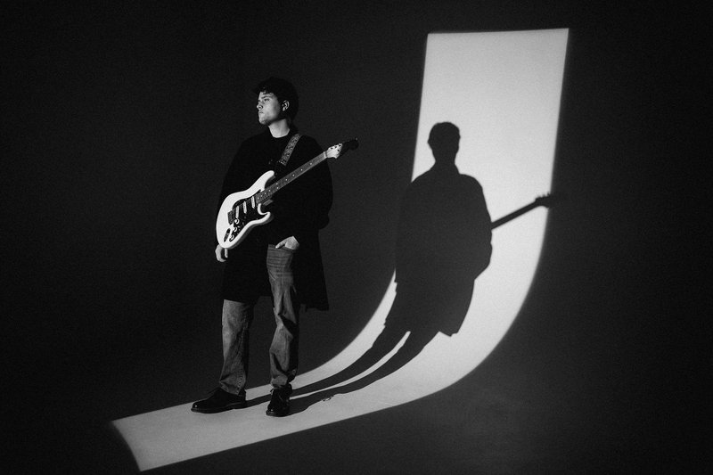 Kdo je glas, ki pritegne čedalje več pozornosti na naših radiih? To je Luka Drmič – z novim singlom Najina skrivnost!