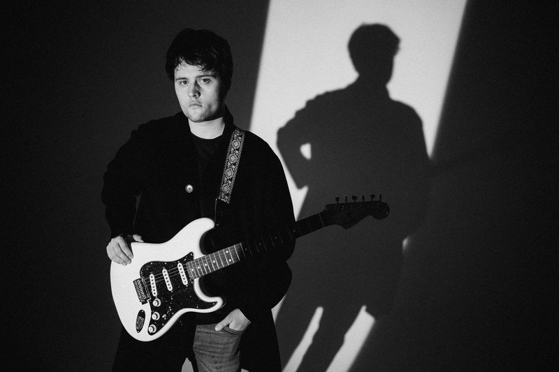 Kdo je glas, ki pritegne čedalje več pozornosti na naših radiih? To je Luka Drmič – z novim singlom Najina skrivnost!