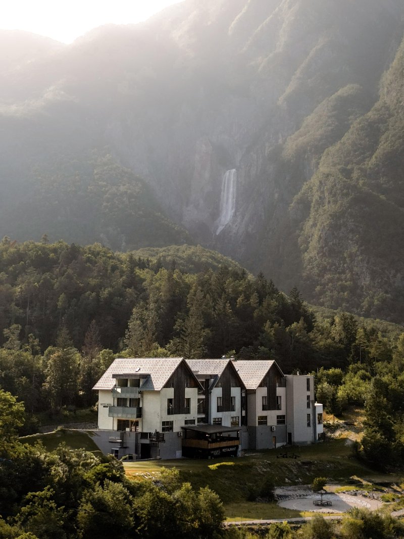Najlepši zimski oddih s pogledom na Triglav: novo poglavje butičnega Hotela Boka