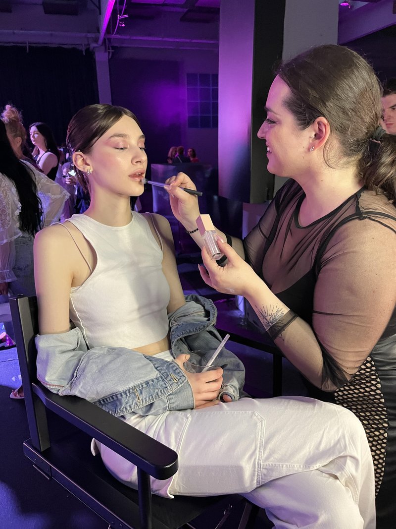 Katera barva senčil bo najbolj poudarila vašo barvo oči? Slovenska vizažistka Marjeta Duhani razkriva svoje make up trike