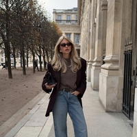 Elegantne kavbojke za zimo 2025/26, ki jih Francozinje nosijo s petkami in škornji