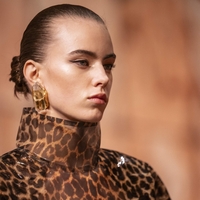 V Mangu smo našli popoln dvojnik viralnih Saint Laurent salonarjev