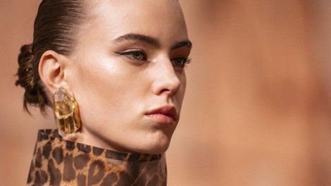 V Mangu smo našli popoln dvojnik viralnih Saint Laurent salonarjev