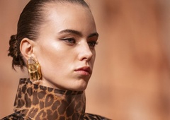 V Mangu smo našli popoln dvojnik viralnih Saint Laurent salonarjev