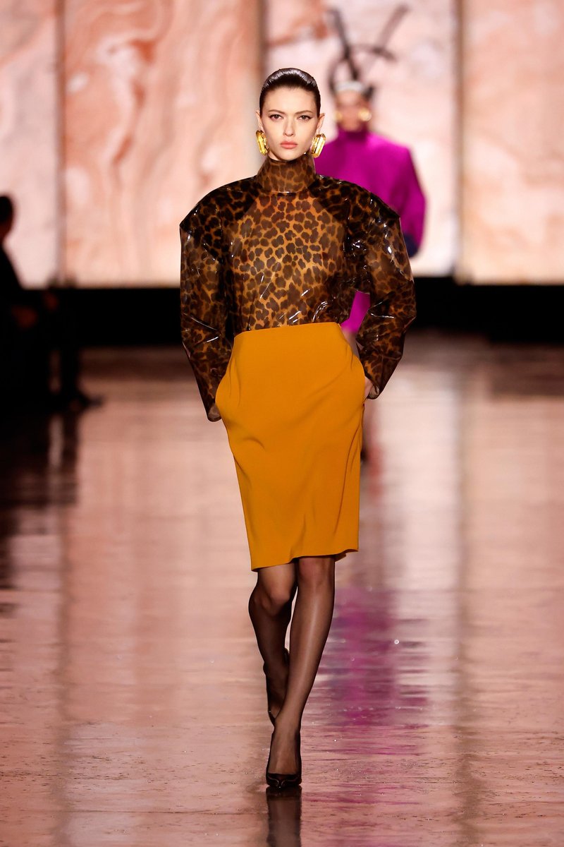 V Mangu smo našli popoln dvojnik viralnih Saint Laurent salonarjev