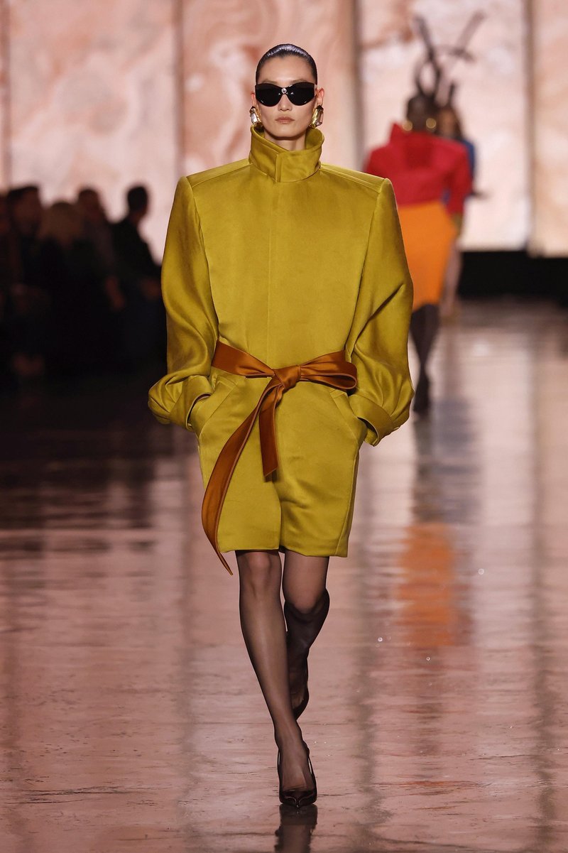 V Mangu smo našli popoln dvojnik viralnih Saint Laurent salonarjev