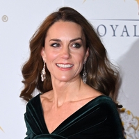 Poskrbi za enakomeren ten in naraven videz: ta tekoči puder je nepogrešljiv del lepotne rutine Kate Middleton