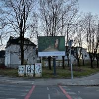 Naš karizmatični pevec se je znašel na obcestnih plakatih, ki napovedujejo novo modno zgodbo