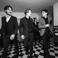 Ta priljubljena glasbena skupina na Elle Style Awards presenetila s povsem drugačnim videzom (nosili so legendarno slovensko znamko)