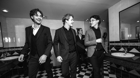 Ta priljubljena glasbena skupina na Elle Style Awards presenetila s povsem drugačnim videzom (nosili so legendarno slovensko znamko)