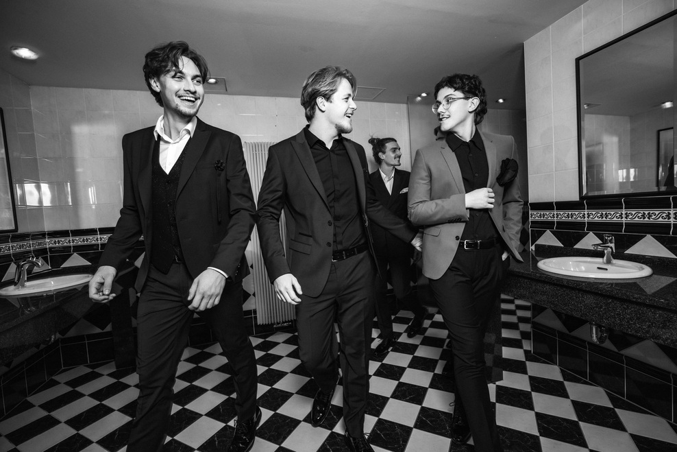 Ta priljubljena glasbena skupina na Elle Style Awards presenetila s povsem drugačnim videzom (nosili so legendarno slovensko znamko) (foto: Urban Zore)