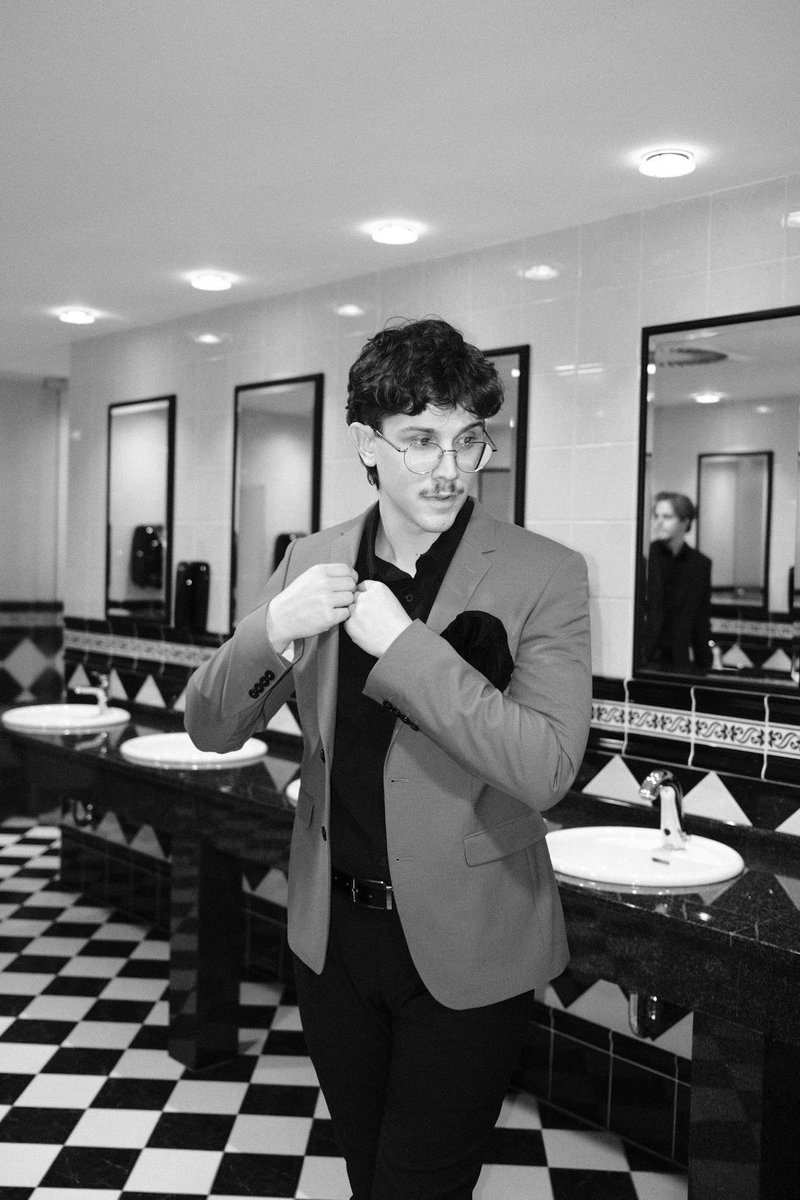 Ta priljubljena glasbena skupina na Elle Style Awards presenetila s povsem drugačnim videzom (nosili so legendarno slovensko znamko)