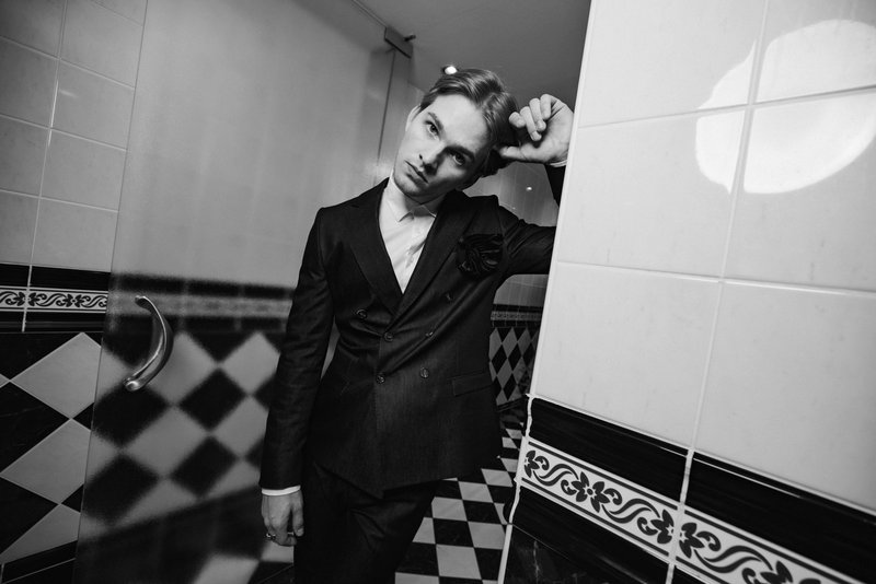 Ta priljubljena glasbena skupina na Elle Style Awards presenetila s povsem drugačnim videzom (nosili so legendarno slovensko znamko)