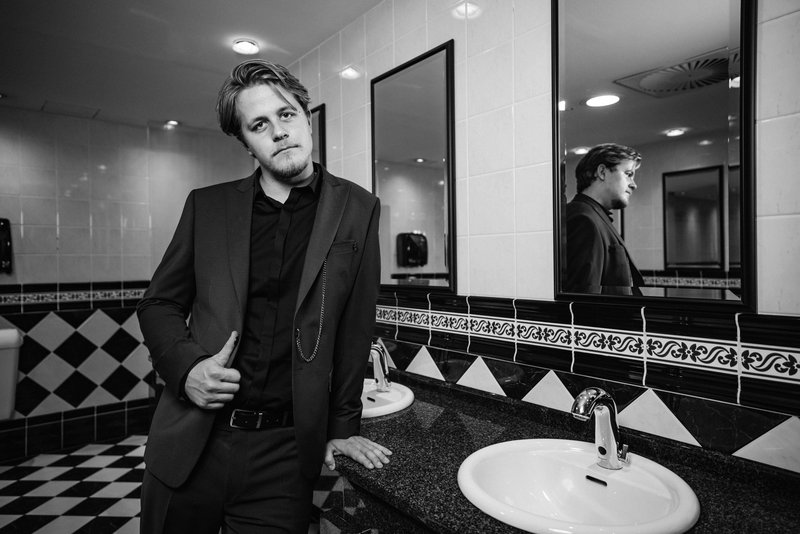 Ta priljubljena glasbena skupina na Elle Style Awards presenetila s povsem drugačnim videzom (nosili so legendarno slovensko znamko)