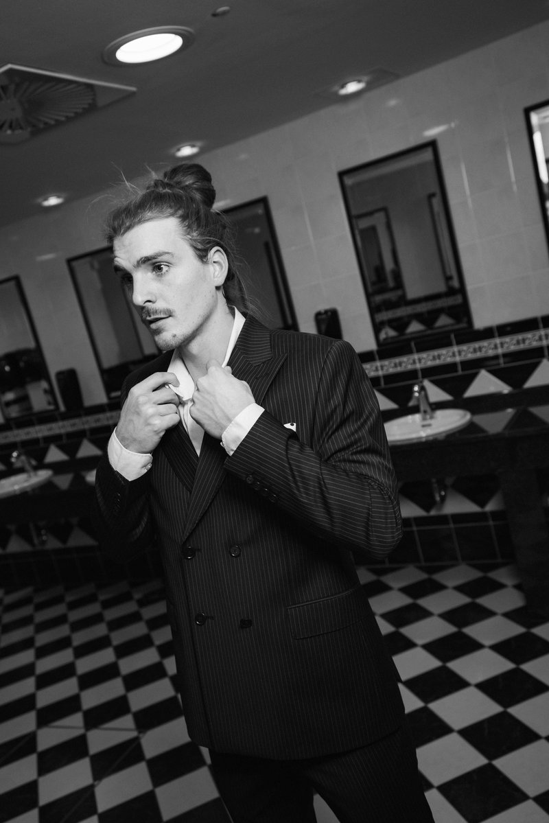 Ta priljubljena glasbena skupina na Elle Style Awards presenetila s povsem drugačnim videzom (nosili so legendarno slovensko znamko)