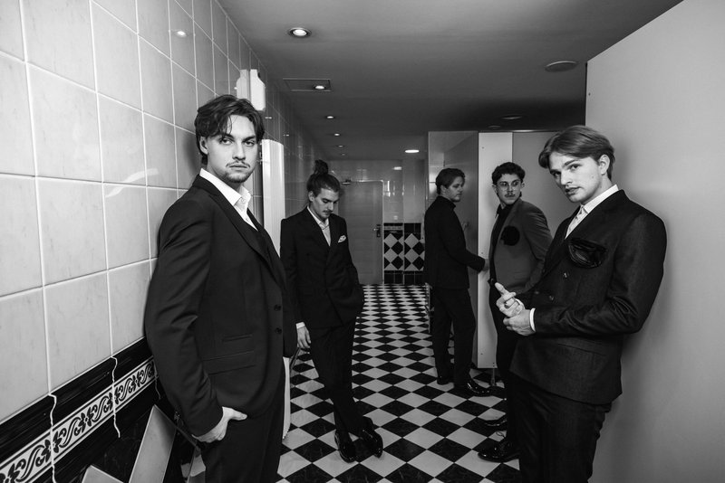 Ta priljubljena glasbena skupina na Elle Style Awards presenetila s povsem drugačnim videzom (nosili so legendarno slovensko znamko)