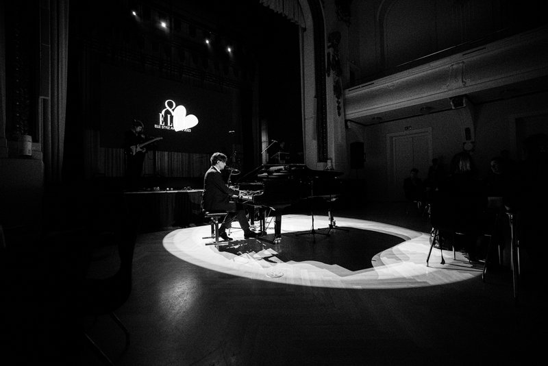 Ta priljubljena glasbena skupina na Elle Style Awards presenetila s povsem drugačnim videzom (nosili so legendarno slovensko znamko)