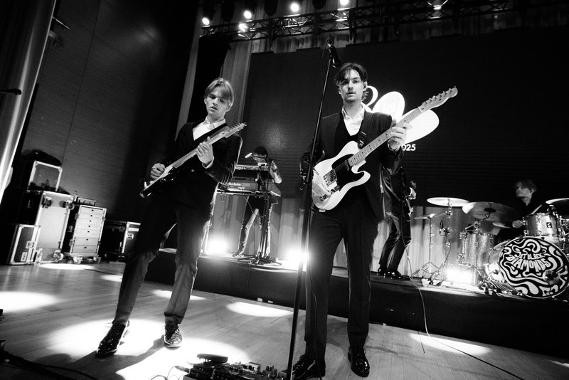 Ta priljubljena glasbena skupina na Elle Style Awards presenetila s povsem drugačnim videzom (nosili so legendarno slovensko znamko)