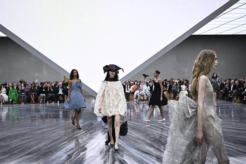 Jonathan Anderson že tretje leto zapored prejel nagrado Fashion Awards za oblikovalca leta