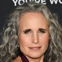 Modna lekcija s prestižnega dogodka: 67-letna igralka zablestela v vsem svojem sijaju