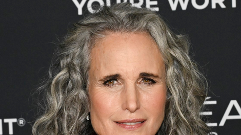 Andie MacDowell, sivi lasje, pričeska, obleka
