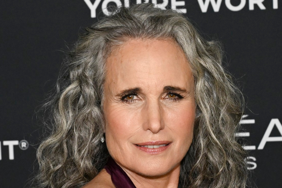 Andie MacDowell, sivi lasje, pričeska, obleka