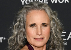 Modna lekcija s prestižnega dogodka: 67-letna igralka zablestela v vsem svojem sijaju