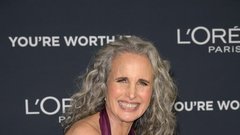 Andie MacDowell, sivi lasje, pričeska, obleka