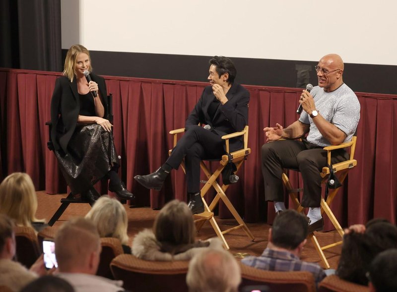 Charlize Theron črn suknjič