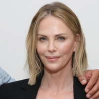 Charlize Theron navdušila s popolnim stajlingom: črno krilo odlično kombinirala s ''piflarskimi'' čevlji
