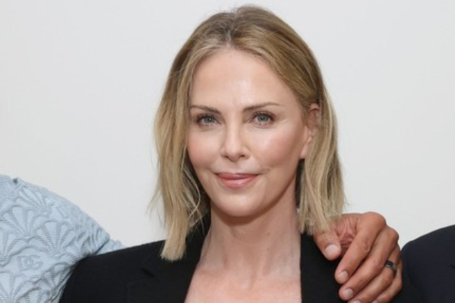 Charlize Theron črn suknjič