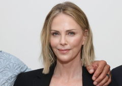 Charlize Theron navdušila s popolnim stajlingom: črno krilo odlično kombinirala s ''piflarskimi'' čevlji