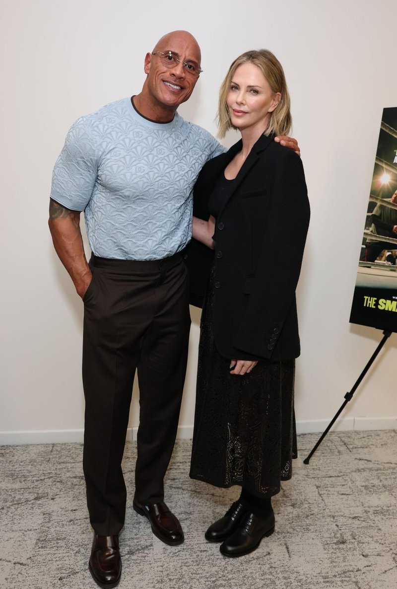 Charlize Theron črn suknjič