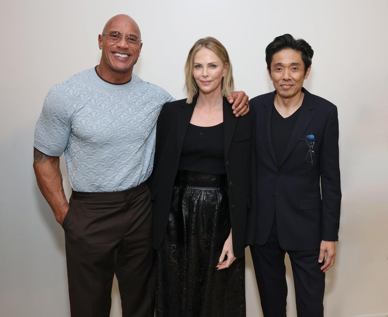 Charlize Theron črn suknjič