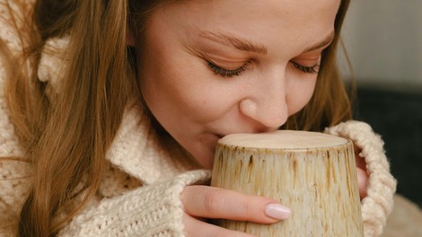 S to enostavno rutino boste zvečer v hipu zaspali: zmanjšuje stres, napetost in izboljša počutje