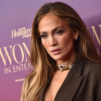 Jennifer Lopez navdušila z moderno eleganco: najboljši videzi na Women in Entertainment 2025