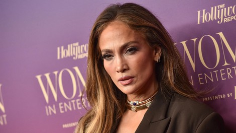 Jennifer Lopez navdušila z moderno eleganco: najboljši videzi na Women in Entertainment 2025