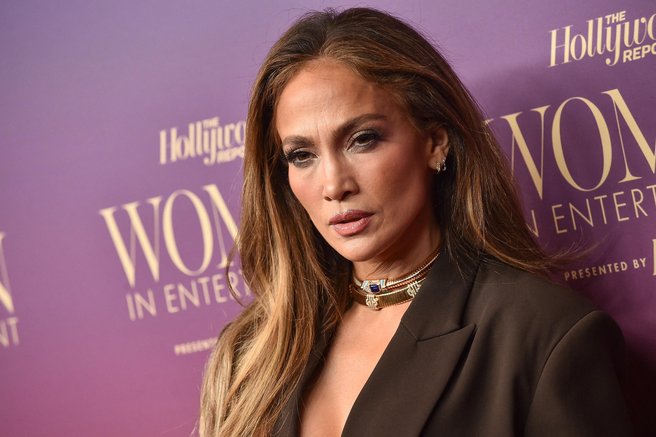Jennifer Lopez navdušila z moderno eleganco: najboljši videzi na Women in Entertainment 2025