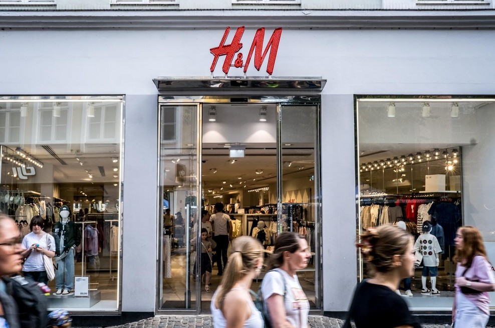 Ta obleka iz H&M-a se noro dobro prodaja (za tem pa se skriva ta razlog) (foto: Profimedia)