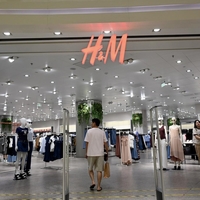 H&M ima spomladansko jakno, ki bi jo takoj imele čisto vse (razlog za to pa je še kako jasen)