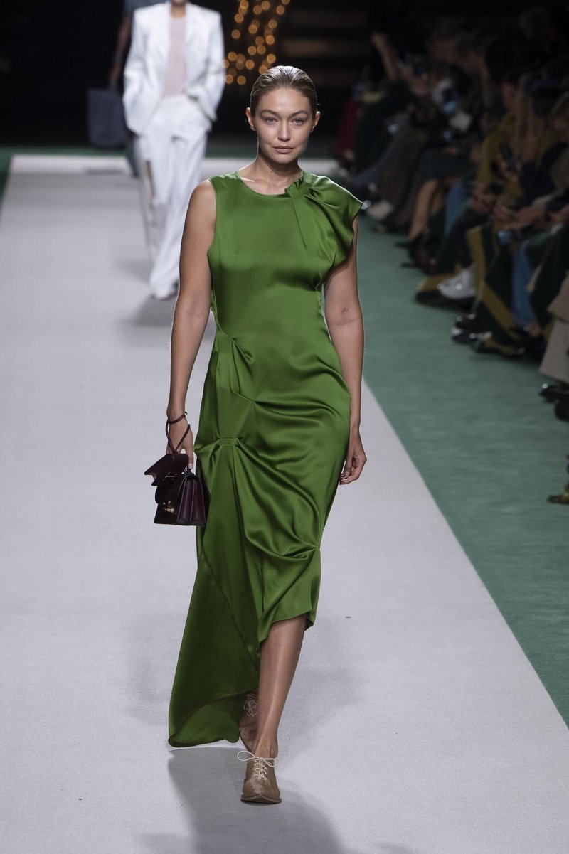 Ta model obleke, ki prikrije trebušček, bo za praznike zadetek v polno!