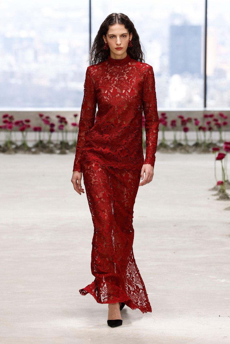 Ta model obleke, ki prikrije trebušček, bo za praznike zadetek v polno!