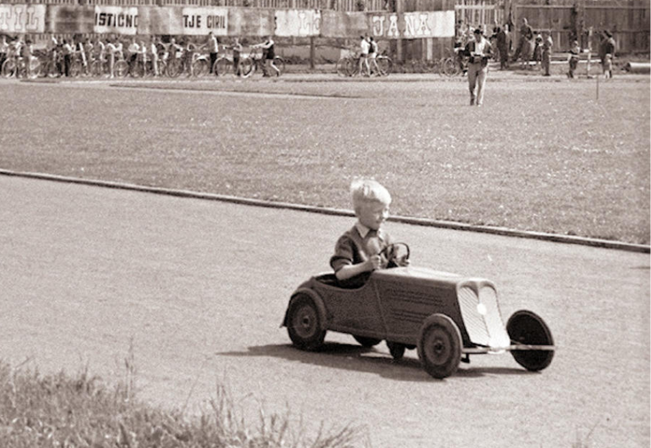 PRAKTIČNE SPRETNOSTI V Jugoslaviji so otroci veliko bolj obvladali praktične veščine, ki so jim prišle prav skozi vse življenje: šivanje, …