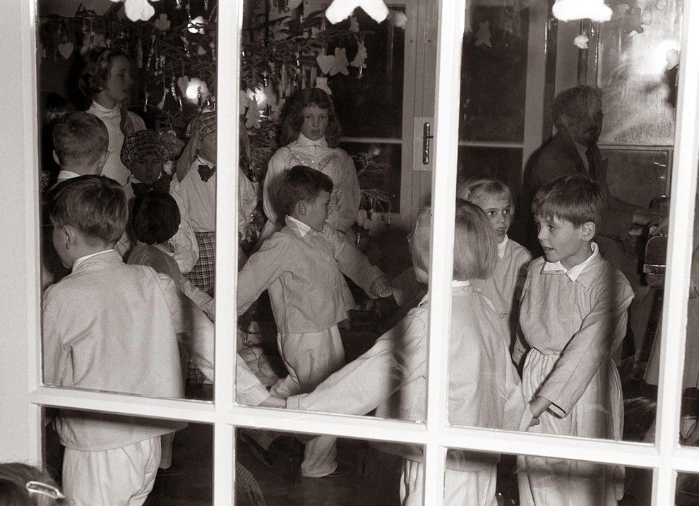 KOMUNIKACIJA Pred razcvetom digitalnih naprav so otroci veliko več časa preživeli z drugimi ljudmi. Na ta način so se naučili …