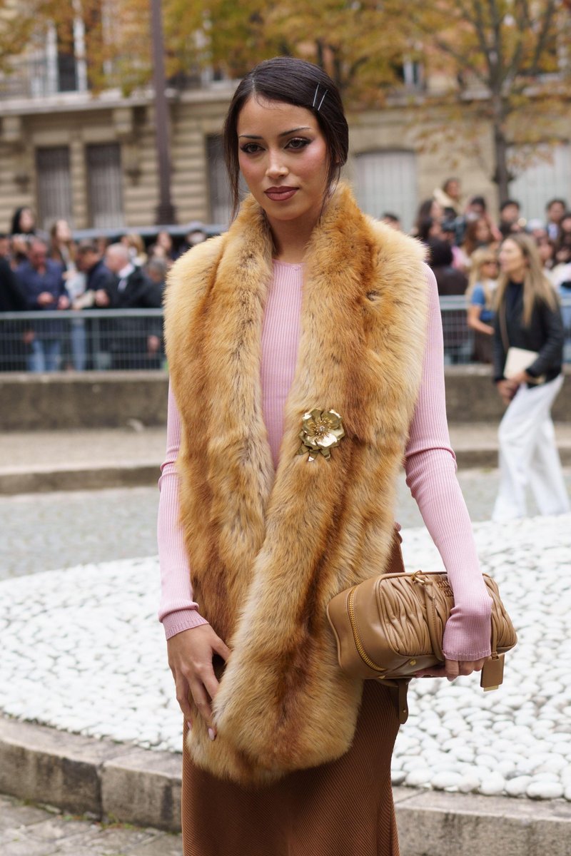 Šal iz umetnega krzna je najbolj zaželen zimski modni dodatek: kako ga stilirati letos?