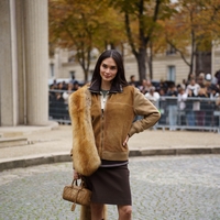 Šal iz umetnega krzna je najbolj zaželen zimski modni dodatek: kako ga stilirati letos?